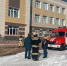 Красная пожарная машина и мужчины в синей форме стоят на улице - Gubdaily.Ru