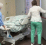 Девушка отравилась конфетой, которой ее угостил незнакомец - Gubdaily.Ru