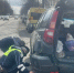 Петрозаводские инспекторы ДПС помогли пожилому водителю заменить колесо - StolicaOnego.Ru